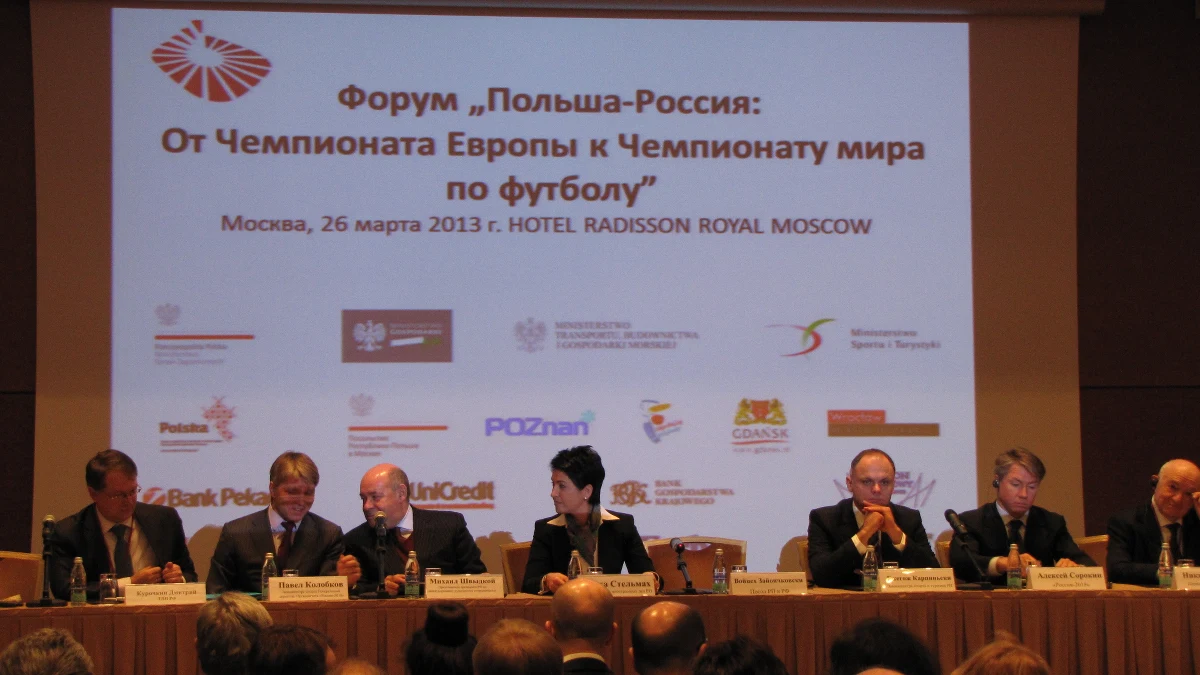 Wyprawa po złote runo czy tylko marzenia? Setka polskich przedsiębiorców oraz wiceministrowie spraw zagranicznych, gospodarki i sportu w jednym z najdroższych moskiewskich hoteli przekonywali, że mogą zbudować drogi, mosty i stadiony przed zaplanowanymi za 5 lat w Rosji piłkarskimi mistrzostwami świata. Jednak, co znamienne, na spotkanie nie przybyli właściwie przedstawiciele rosyjskiego biznesu. Większość uczestników stanowili goście z Polski. 