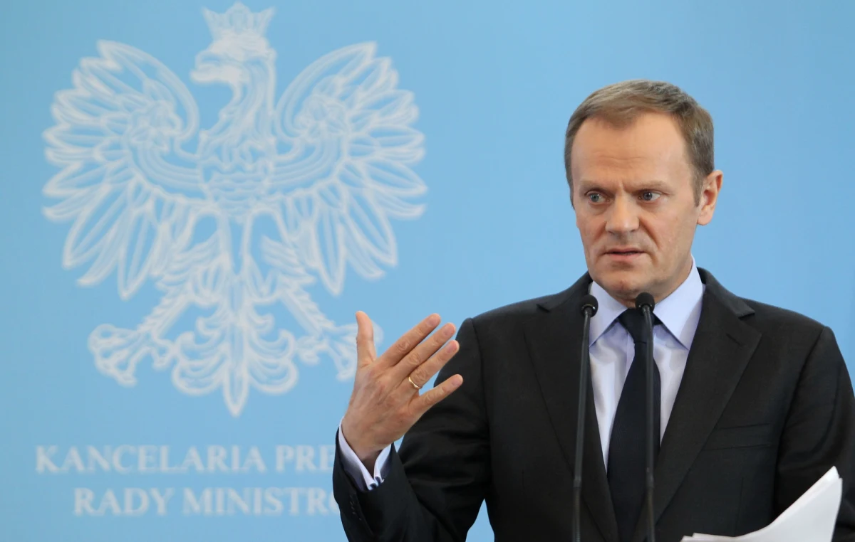 Premier Donald Tusk odwołuje obiecaną na przyszły rok obniżkę podatku VAT. Szef rządu przyznał to na konferencji prasowej w odpowiedzi na pytania reportera RMF FM Krzysztofa Berendy. Zgodnie z uchwaloną trzy lata temu ustawą VAT miał od 2014 roku spaść z 23 do 22 procent.