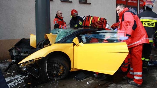 Do poważnego wypadku doszło dzisiaj w Gdańsku. Lamborghini kierowane przez 38-letniego mężczyznę wypadło z trasy, uderzyło w rowerzystę i zatrzymało się na latarni ulicznej. Oto film z miejsca tego zdarzenia.  