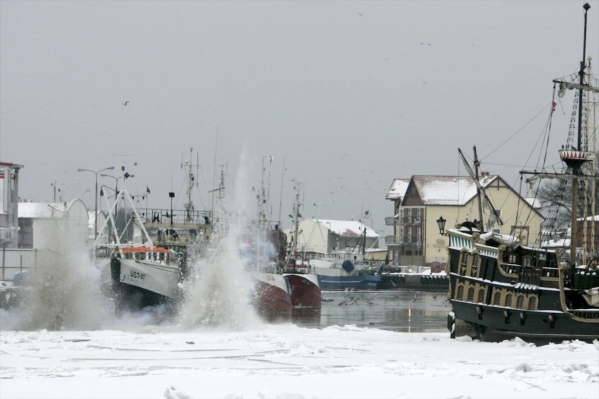 Saperzy Marynarki Wojennej zabrali już bombę głębinową, którą znalezioną w porcie w Ustce. Do domów mogą wrócić ewakuowani mieszkańcy kilku pobliskich budynków.