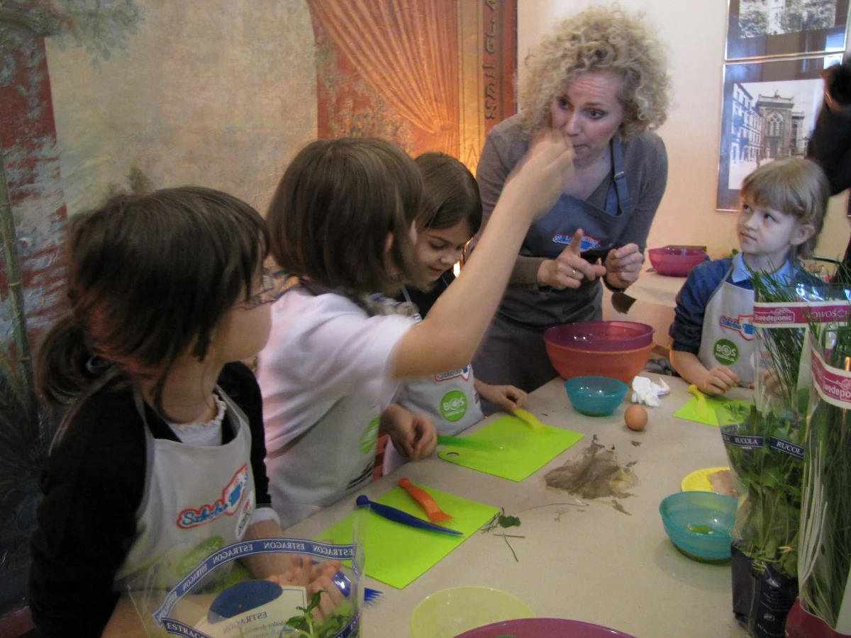 Jak zdrowo, a zarazem tanio żywić dzieci w polskich szkołach - to właśnie chcą pokazać dyrektorom placówek i szkolnym kucharkom organizatorzy ogólnopolskiej kampanii "Szkolne smaki". Program rozpoczął się warsztatami, które odbyły się w Łodzi.