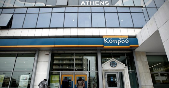 Kontrola przepływów pieniędzy wprowadzana na Cyprze przed planowanym na jutro otwarciem banków będzie dotyczyła tylko transakcji zagranicznych. "Przelewy wewnątrzkrajowe nie będą kontrolowane" – zapewnił szef cypryjskiej izby handlowej Fidias Pelides.