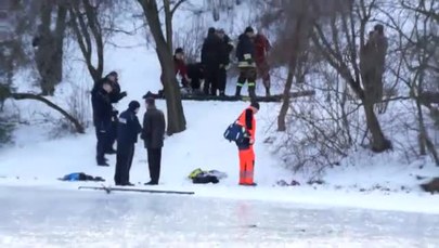 Dwaj młodzi ludzie wpadli pod lód w Parku Moczydło w Warszawie 
