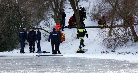 Nie żyje 17-latek, który wczoraj po południu wpadł do jeziorka w Parku Moczydło w Warszawie. Lód załamał się pod nim i jego 19-letnim kolegą, gdy byli kilkanaście metrów od brzegu. 19-latek zmarł po przewiezieniu do szpitala. Młodzi ludzie najprawdopodobniej założyli się o to, który z nich przejdzie po tafli.