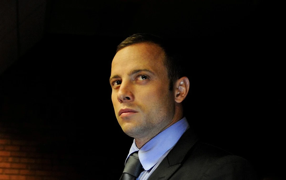 Oscar Pistorius, oskarżony o zabójstwo swojej przyjaciółki, może wyjeżdżać za granicę, a także wrócić do domu, gdzie doszło do tragedii. Taką decyzję podjął sąd w Pretorii. "Poprzednia decyzja o odebraniu paszportu była błędem" - przyznał dzisiaj sędzia Bert Barn.