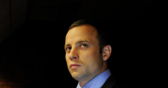 Oscar Pistorius, oskarżony o zabójstwo swojej przyjaciółki, może wyjeżdżać za granicę, a także wrócić do domu, gdzie doszło do tragedii. Taką decyzję podjął sąd w Pretorii. "Poprzednia decyzja o odebraniu paszportu była błędem" - przyznał dzisiaj sędzia Bert Barn.