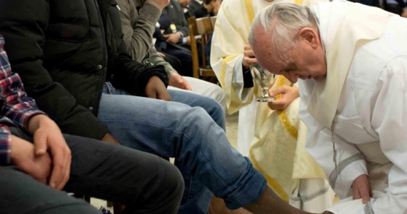 Papież Franciszek odprawił Mszę Wieczerzy Pańskiej w więzieniu dla nieletnich w Rzymie. W jej trakcie obmył nogi dwunastu młodocianym osadzonym. Wśród nich były dwie dziewczyny - katoliczka i muzułmanka.