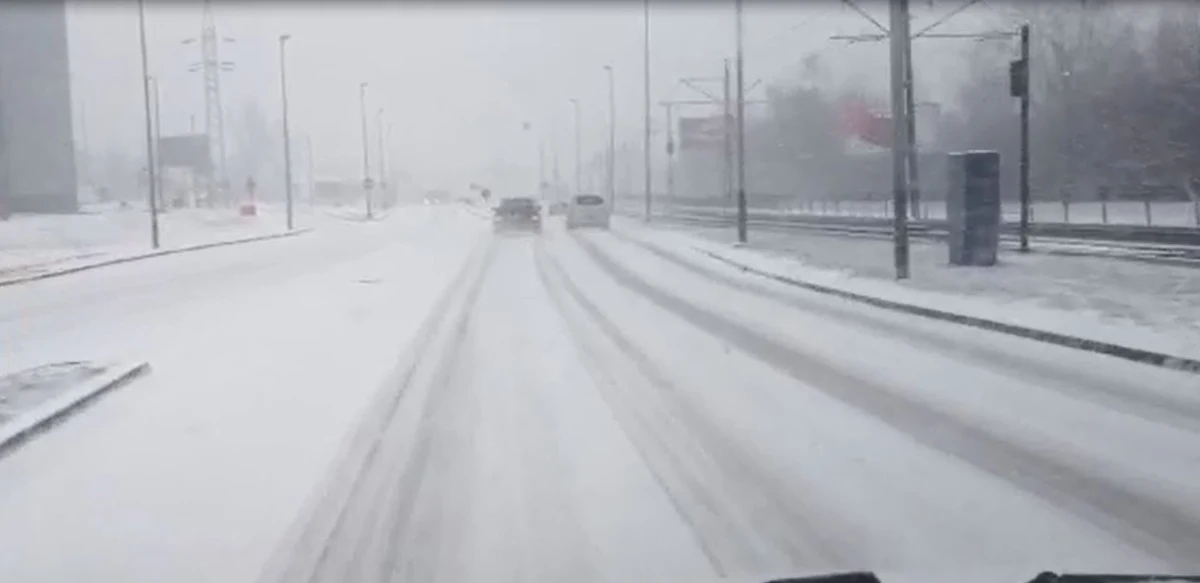 W południowych województwach kraju od piątkowego poranka padał śnieg. Kierowcy skarżyli się na warunki jazdy m.in. na Dolnym Śląsku, Śląsku i w Małopolsce. Zimowa pogoda utrudniała wyjazdy na święta i sprawiała, że nietrudno było o wypadek. 