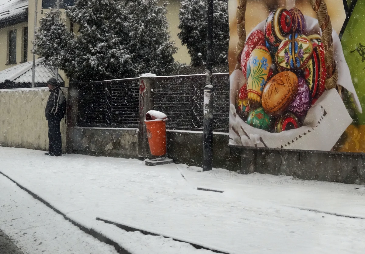 O wiosennej aurze w święta możemy raczej tylko pomarzyć. Meteorolodzy nie pozostawiają złudzeń: dłuższy wielkanocny weekend zapowiada się w Polsce dość pochmurno, a na południu kraju może sypnąć śniegiem. Będzie też dość chłodno - temperatury mają być bliskie zera.