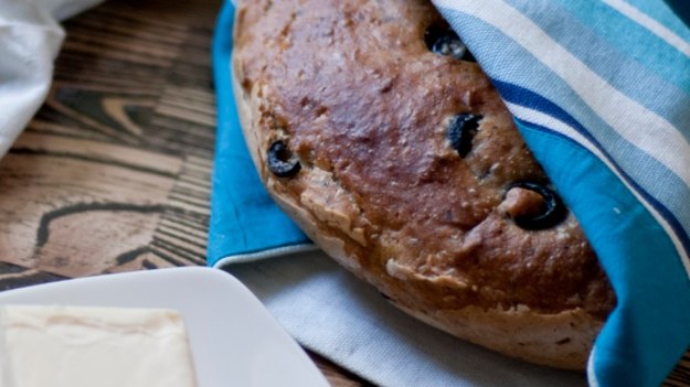 Przedstawiamy przepis na łatwy do wykonania, pyszny chleb z oliwkami pachnący bazylią.



Polub "Zmysłowe smaki" na Facebooku!