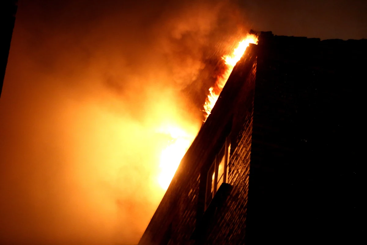 "To nie przypadki, a celowe podpalenia" - tak o serii pożarów na warszawskiej Pradze mówi Marek Jasiński ze społecznego Komitetu Obrony Lokatorów. Według niego, za podpaleniami mogą stać ludzie, którzy chcą tanim kosztem zdobywać nieruchomości. W ciągu ostatniego półtora roku na Pradze odnotowano kilkadziesiąt pożarów.