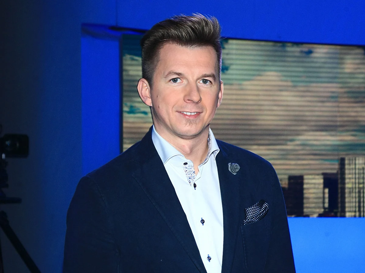 "Po okresie postu i niedojadania święta to czas kiedy możemy popuścić pasa. Nie wyobrażam sobie Wielkanocy bez mięsa z gęsi, czy królika" - mówi Karol Okrasa w rozmowie z dziennikarką RMF FM Katarzyną Sobiechowską-Szuchtą. Jak dodaje, koniecznie podczas świąt powinniśmy zapomnieć o pośpiechu i w rodzinnym gronie delektować się jedzeniem.