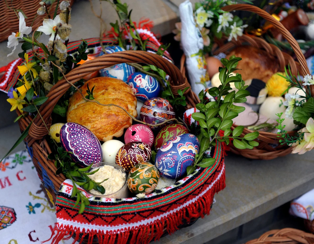 Chleb, sól, jajka, wędliny, pieprz, chrzan czy wielkanocne ciasta. Tych produktów z pewnością nie zabraknie w żadnym z wielkanocnych koszyków, które w Wielką Sobotę zaniesiemy do kościołów. Dlaczego jednak akurat właśnie te pokarmy święcimy i co wspólnego ma wielowiekowa tradycja z rozgniewanym Cyganem? Na te i inne pytania odpowiada dr Katarzyna Smyk, kulturoznawca z UMCS w Lublinie.