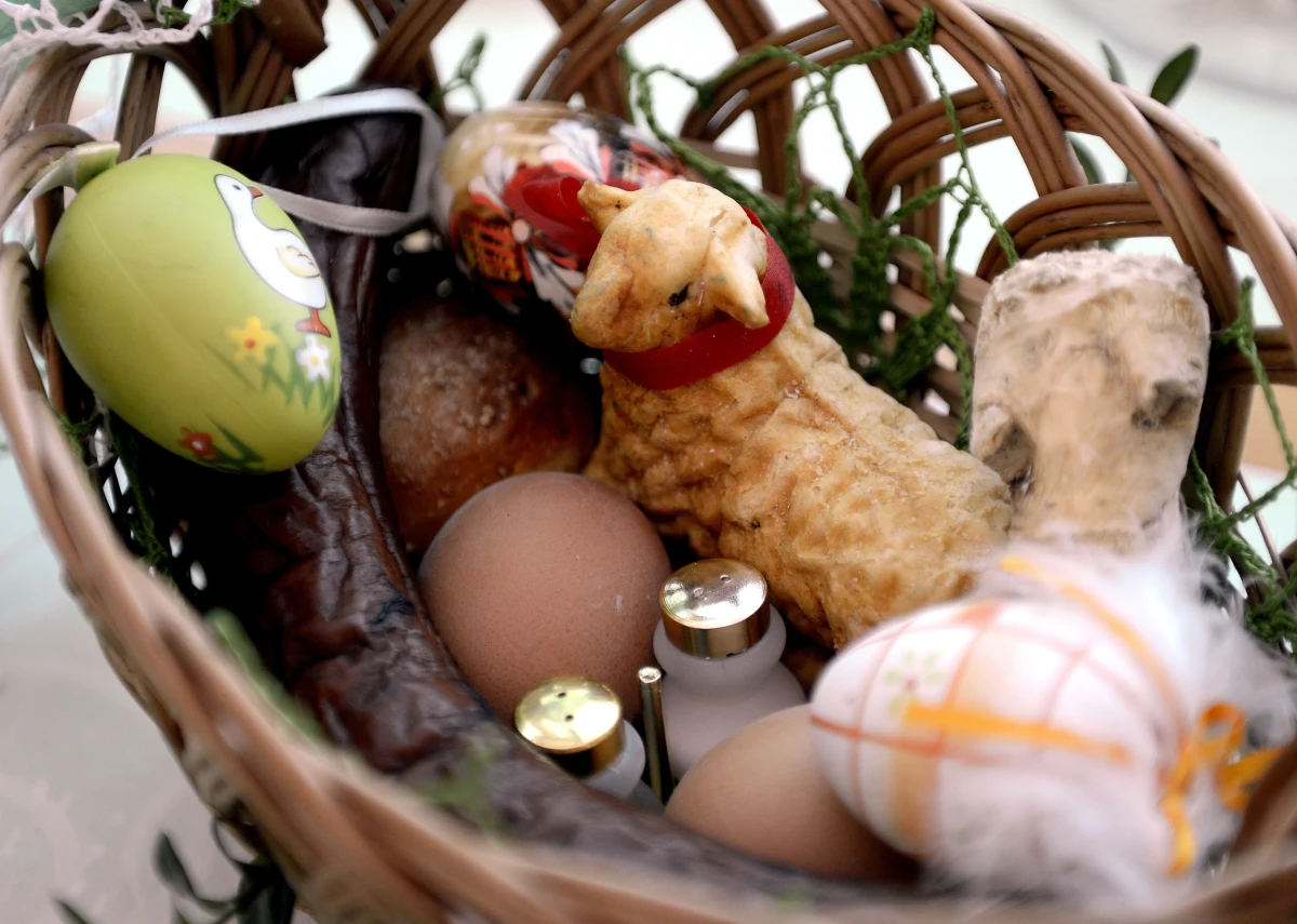 Kroszonki, czyli pisanki, mięso i chleb muszą znaleźć się w koszyku, który Ślązacy zanoszą do poświęcenia w kościele. Dawniej dość powszechnie mieszkańcy tego regionu wkładali do koszyka również sól, alkohol i chrzan.