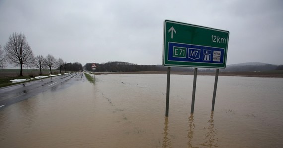 Śnieg nie przestaje padać niemal nad całym obszarem Europy Środkowej. Nietypowa jak na tę porę roku pogoda utrudnia życie kierowcom. Węgrzy i Słowacy walczą też z powodziami. Na Węgrzech wezbrana woda zalała już 120 tysięcy hektarów. W ewakuacji podtopionych terenów na Słowacji pomaga wojsko.