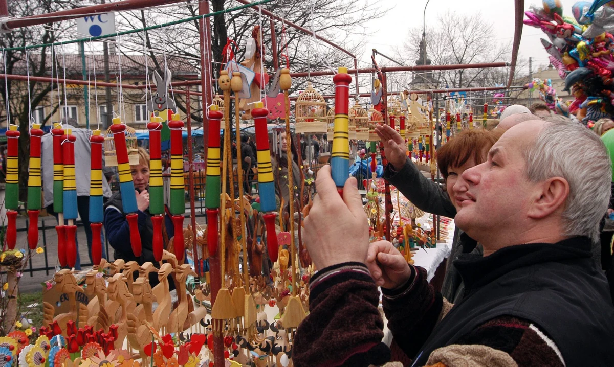 "Emaus" pochodzi od hebrajskiego słowa oznaczającego "gorące źródła" lub "zdroje". W Biblii pod tą nazwą opisano miasto leżące 11 kilometrów od Jerozolimy, znane jako oaza i miejsce słynące ze smacznej wody. Przez stulecia Emaus nabrało jednak bardzo wielu różnych znaczeń. To między innymi słynny odpust wielkanocny w Krakowie, ale nie tylko. W Faktach RMF FM i na RMF24.pl sprawdzaliśmy, co jeszcze kryje się pod tym słowem.