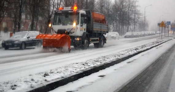 Od piątku w 162 wypadkach na drogach zginęło 16 osób, a 232 zostały ranne. Zatrzymano też 816 nietrzeźwych kierujących. Przed powrotami z wielkanocnych wyjazdów policjanci apelują o rozwagę i szczególną ostrożność.