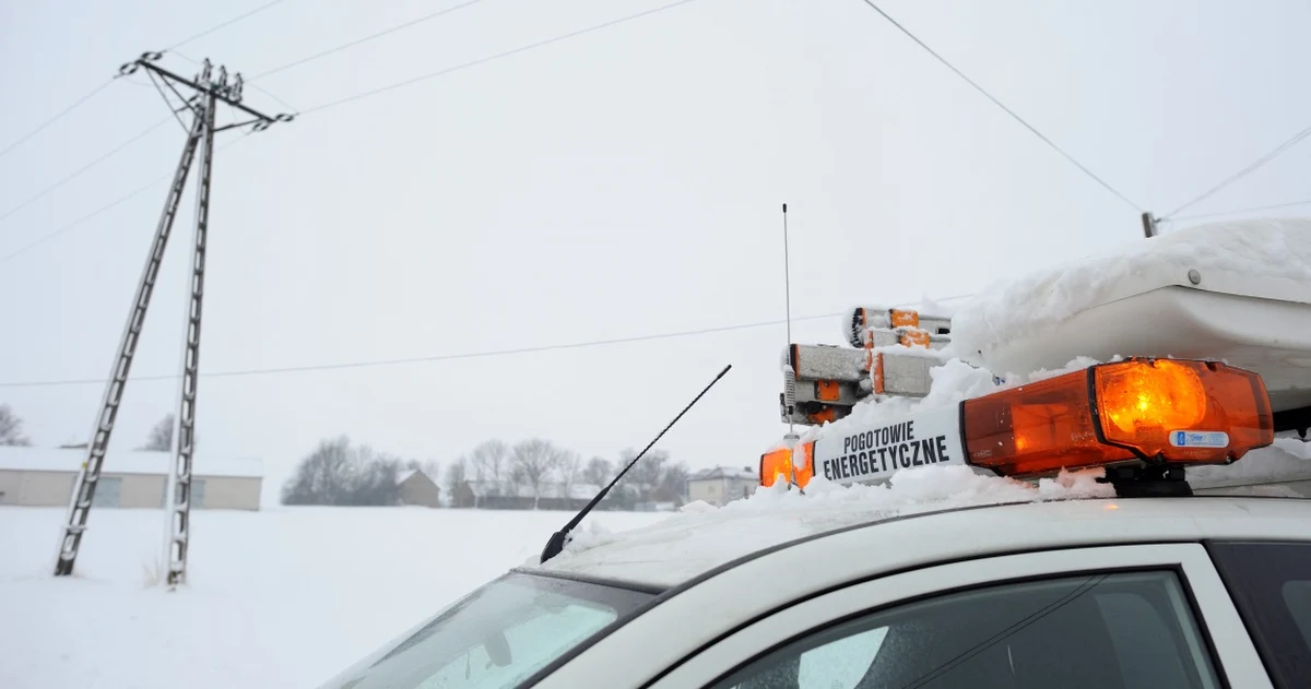 Nawet do wieczora potrwa usuwanie awarii sieci energetycznych na Mazowszu i Podlasiu. Po intensywnych opadach śniegu prądu w tych regionach nie ma jeszcze około 66 tys. odbiorców. Awarie dotknęły też mieszkańców województwa łódzkiego oraz Warmii i Mazur.