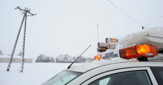 Nawet do wieczora potrwa usuwanie awarii sieci energetycznych na Mazowszu i Podlasiu. Po intensywnych opadach śniegu prądu w tych regionach nie ma jeszcze około 66 tys. odbiorców. Awarie dotknęły też mieszkańców województwa łódzkiego oraz Warmii i Mazur.