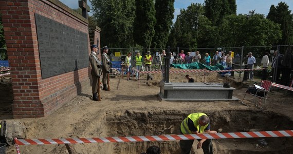 Po świętach - o ile pozwoli na to pogoda - ruszy kolejny etap prac ekshumacyjnych na tak zwanej Łączce cmentarza komunalnego na Powązkach. Naukowcy, archeolodzy, genetycy będą szukać szczątków generała Nila, rotmistrza Pileckiego, czy majora Łupaszki. 