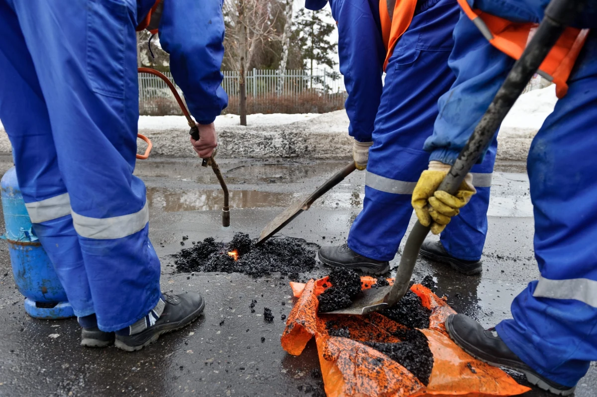 W Bydgoszczy rusza wielkie łatanie dziur. Od dziś do czerwca drogowcy będą naprawiać zniszczone po zimie jezdnie. Kierowcy, by uniknąć utrudnień, już teraz mogą sprawdzić, gdzie i kiedy będą pracować ekipy. 