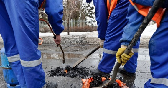 W Bydgoszczy rusza wielkie łatanie dziur. Od dziś do czerwca drogowcy będą naprawiać zniszczone po zimie jezdnie. Kierowcy, by uniknąć utrudnień, już teraz mogą sprawdzić, gdzie i kiedy będą pracować ekipy. 