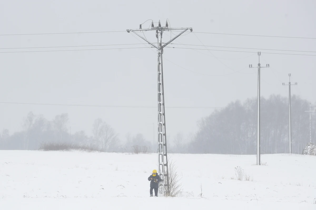 6 tysięcy odbiorców na Mazowszu nadal nie ma prądu po niedzielnej śnieżycy, która uszkodziła sieć energetyczną. Ze względów bezpieczeństwa w nocy przerwano usuwanie najpoważniejszych awarii. Energetycy zapowiadają, że jeszcze dziś uda im się naprawić wszystkie usterki.