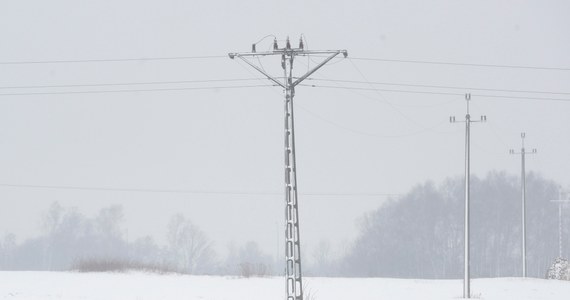 6 tysięcy odbiorców na Mazowszu nadal nie ma prądu po niedzielnej śnieżycy, która uszkodziła sieć energetyczną. Ze względów bezpieczeństwa w nocy przerwano usuwanie najpoważniejszych awarii. Energetycy zapowiadają, że jeszcze dziś uda im się naprawić wszystkie usterki.