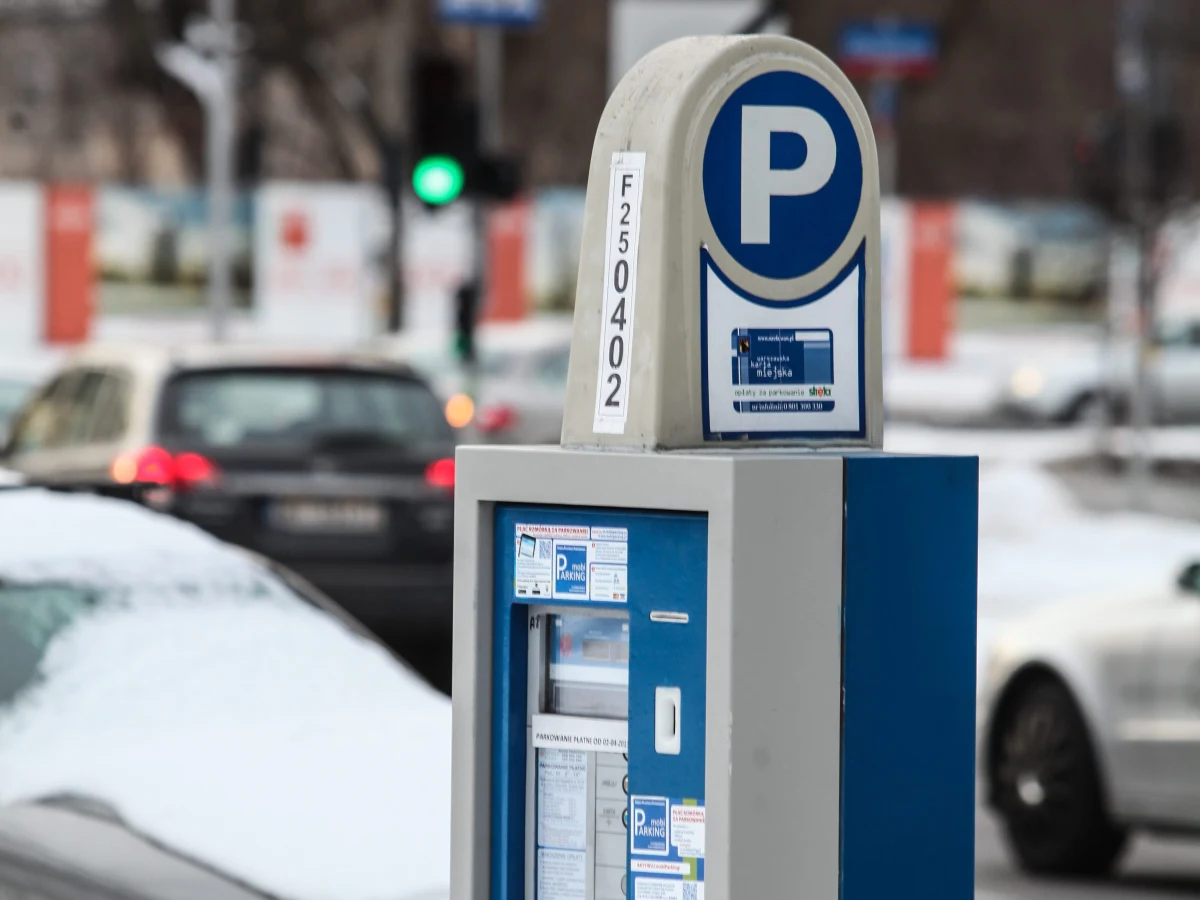 Uwaga warszawscy kierowcy - od dziś strefa płatnego parkowania w stolicy jest większa. Na Muranowie, Woli, Starej Ochocie, Pradze Północ i w okolicach Łazienek Królewskich ustawiono 240 nowych parkomatów.