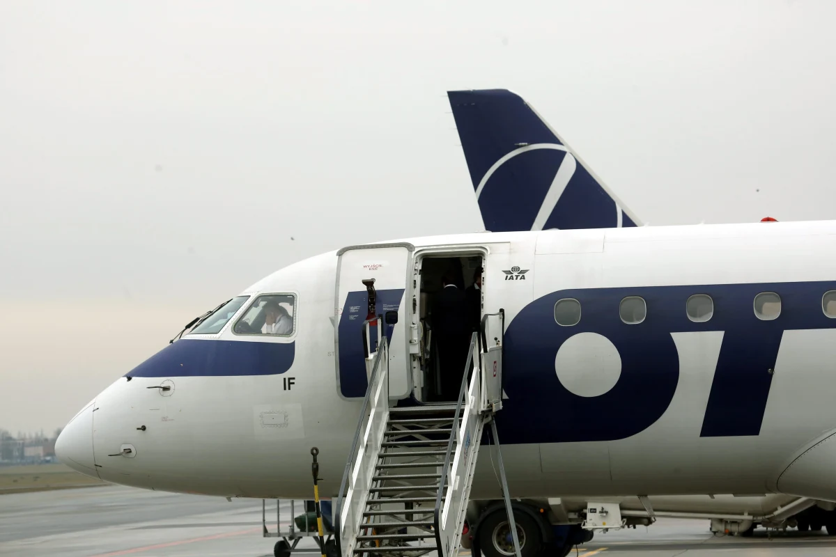 "Prywatyzacja jest jedyną realną alternatywą dla ciągłych kłopotów PLL LOT" - uważa premier Donald Tusk. Dodał, że podjęta dziś przez rząd decyzja dotycząca zmiany ustawy powinna umożliwić prywatyzację tej spółki.