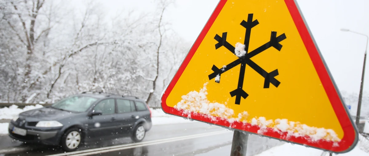 Trudne warunki jazdy na trasach na południu Polski. Jest biało i ślisko - alarmujecie na Gorącą Linię RMF FM. Niestety, intensywnych opadów śniegu musicie dziś spodziewać się w Małopolsce, w woj. opolskim, świętokrzyskim, dolnośląskim. 