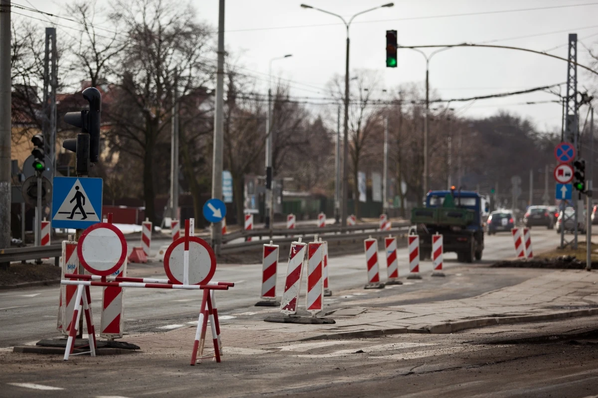 Do połowy czerwca potrwać ma remont skrzyżowania Alei Zwycięstwa z ulicą Przebendowskich w Gdyni. Od środy obowiązuje tam nowa organizacja ruchu. Kierowcy, muszą liczyć się z dłuższym przejazdem przez dzielnicę Orłowo.