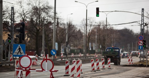 Do połowy czerwca potrwać ma remont skrzyżowania Alei Zwycięstwa z ulicą Przebendowskich w Gdyni. Od środy obowiązuje tam nowa organizacja ruchu. Kierowcy, muszą liczyć się z dłuższym przejazdem przez dzielnicę Orłowo.