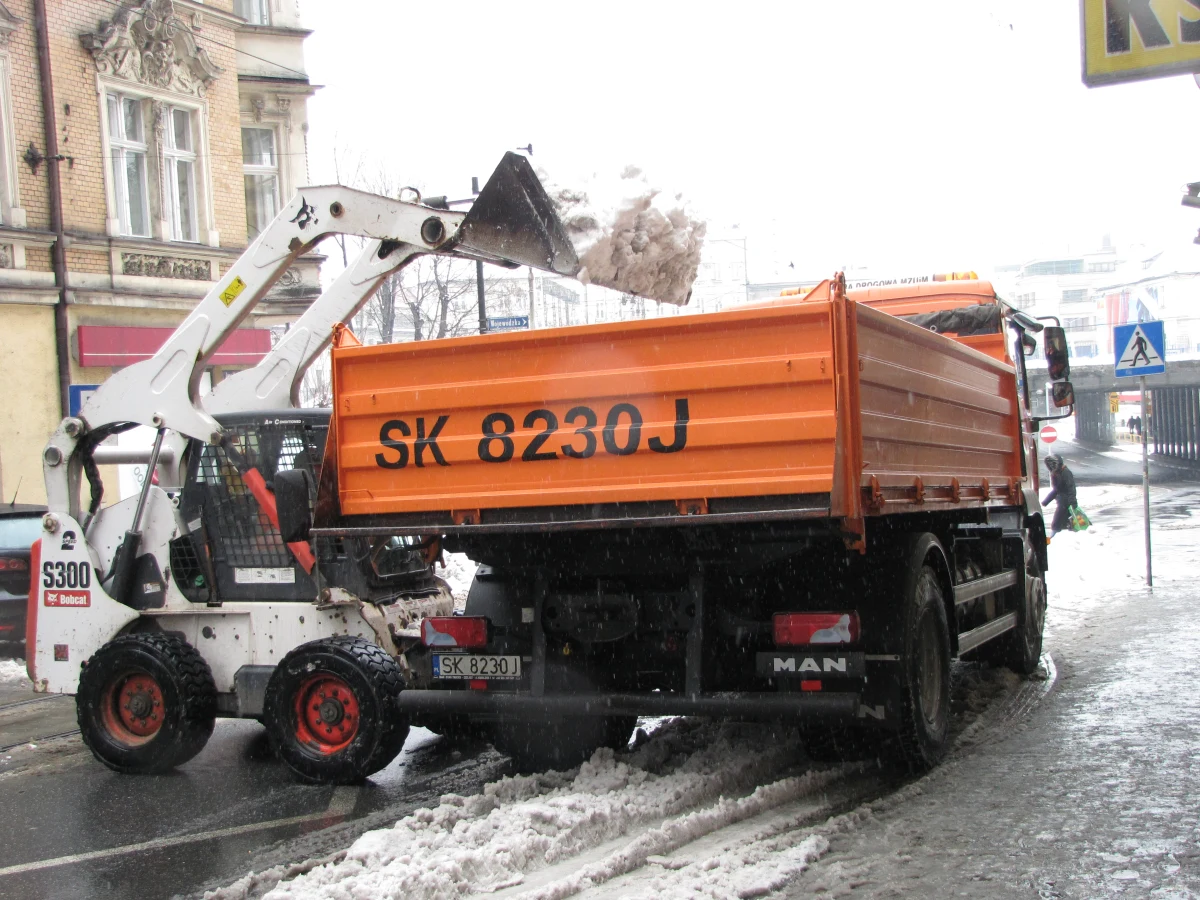 Kierowcy nie płacą dziś za parkowanie w centrum Katowic. Wszystko przez zimę. Śnieg zasypał miejsca parkingowe i kierowcy narzekali, że trudno w nie wjechać, a płacić trzeba. 