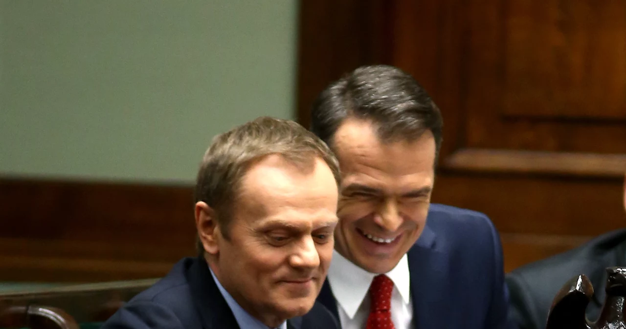 Premier Donald Tusk (z lewej) i minister Nowak i Patrycja (w słoiku) w polskim Sejmie