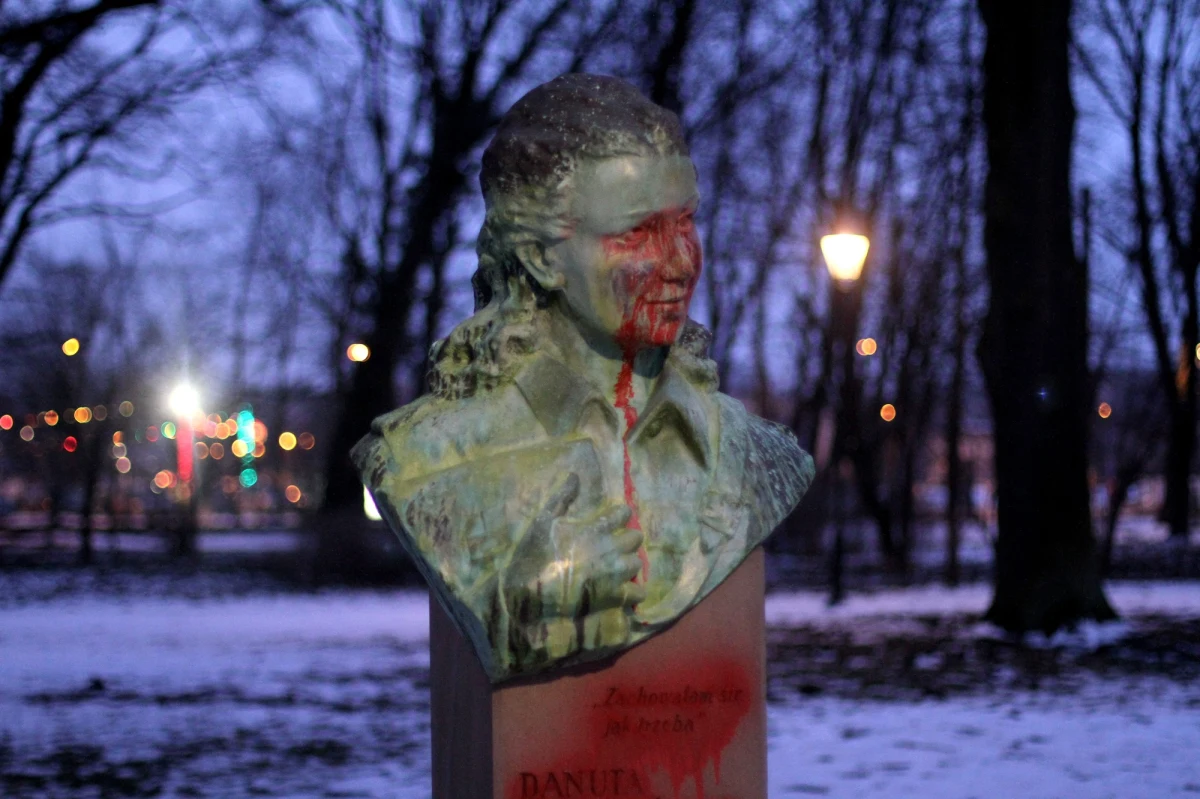 Z powodu niewykrycia sprawców krakowska prokuratura umorzyła śledztwo w sprawie znieważenia i zdewastowania pomnika sanitariuszki AK Danuty Siedzikówny "Inki" w Parku Jordana w Krakowie. W lutym wandale oblali farbą popiersie i postument. 