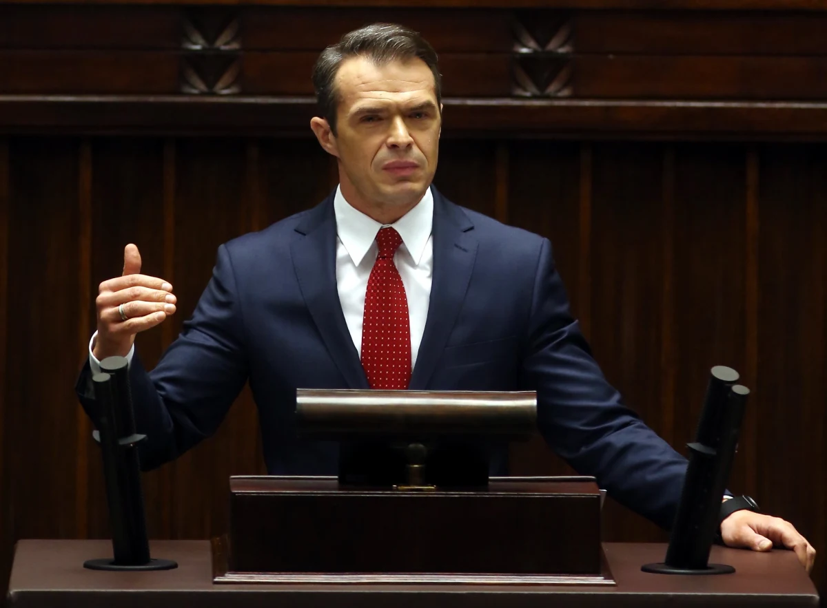 Minister transportu przez półtora roku nie wydał ważnych rozporządzeń do prawa lotniczego. Kluczowe przepisy wygasły 18 marca. Sławomir Nowak otrzymał nawet w tej sprawie upomnienie z Rządowego Centrum Legislacji. 
"Rozporządzenia miał przygotować Urząd Lotnictwa Cywilnego" - odpowiada szef resortu transportu. 