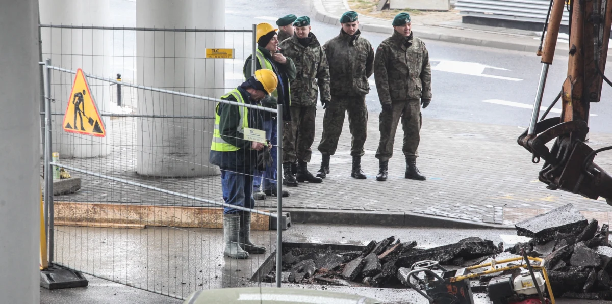 Saperzy pracujący w piątek przez wiele godzin w pobliżu lotniska im. Chopina w Warszawie ogłosili, że nie ma tam żadnej bomby. Obiekt znaleziony 5 metrów pod ziemią podczas budowy tunelu to duży głaz, a nie jak podejrzewano niewybuch z czasów wojny.