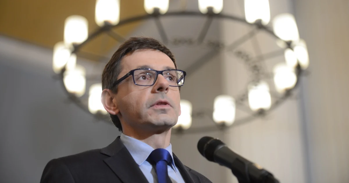 "Dementuję informacje, jakoby została podpisana umowa w sprawie budowy jakiejś nowej sieci gazociągów w Polsce" - oświadczył minister skarbu Mikołaj Budzanowski. Jak dodał, nie ma też umowy, która by zobowiązywała kogokolwiek do takiej inwestycji. Wczoraj w Petersburgu Gazprom i EuRoPol Gaz podpisali memorandum ws. budowy drugiej nitki gazociągu Jamał-Europa. 