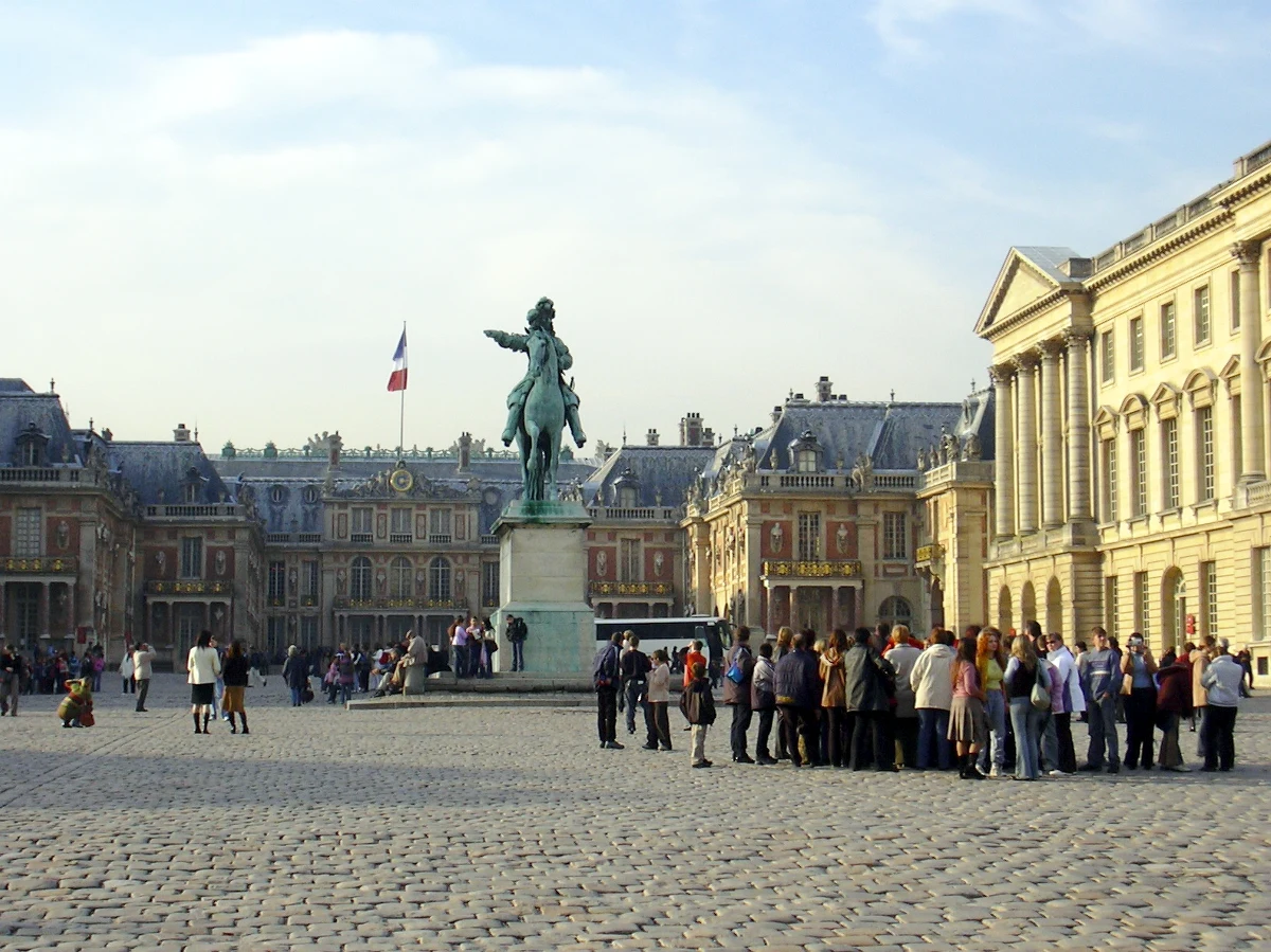 Po 343 latach pałac królewski  w Wersalu dostanie dostawę sławnego czerwonego marmuru z Langwedocji. Zamówienie zostało złożone jeszcze przez monarchę Ludwika XIV. 