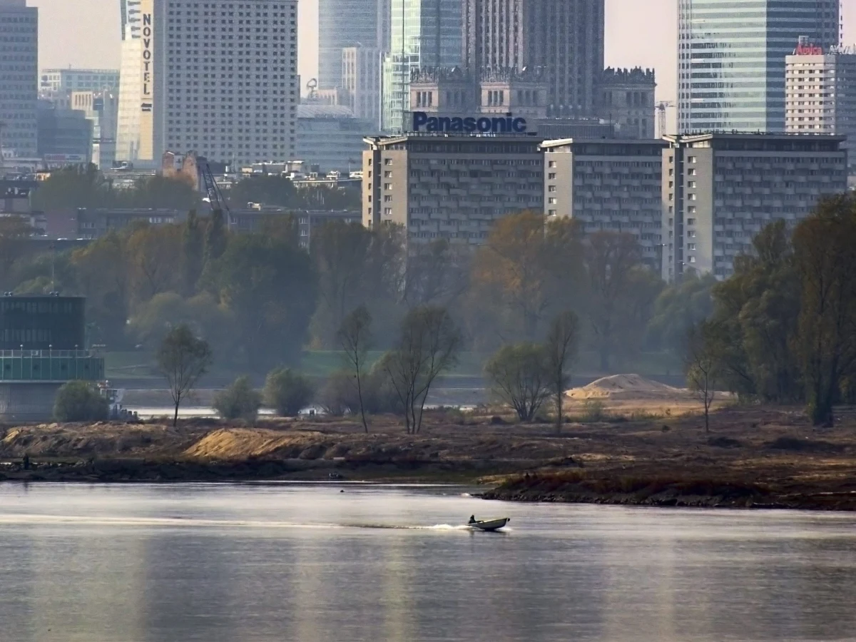 Na Wiśle w okolicach Wilanowa w Warszawie zatonęła niewielka łódź. Na jej pokładzie było dwóch mężczyzn. Jednego z nich świadkowie wyciągnęli na brzeg. Drugiego niestety porwał nurt rzeki.