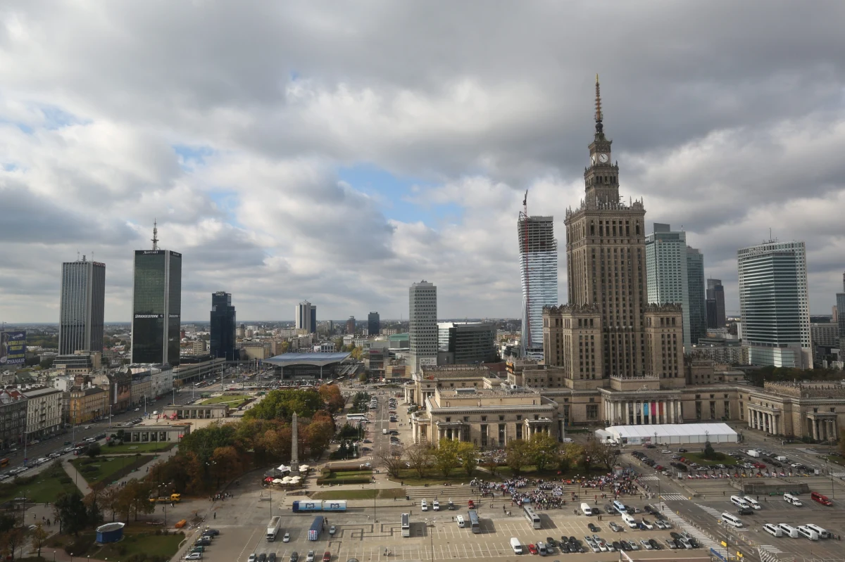 Plac Defilad idzie pod młotek. Jak ustalił reporter RMF FM Piotr Glinkowski, władze Warszawy wystawiły na sprzedaż fragment terenu przed Pałacem Kultury i Nauki. Cena wywoławcza wynosi 70 milionów złotych.