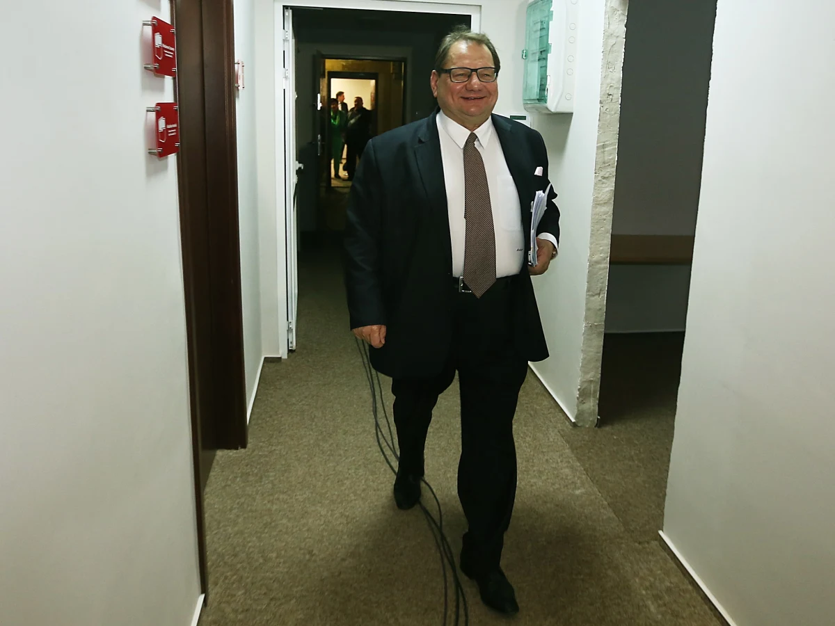 Ryszard Kalisz nie jest już członkiem Sojuszu Lewicy Demokratycznej. Decyzję o usunięciu go z ugrupowania podjął sąd partyjny. Poseł został w ten sposób ukarany za współpracę z inicjatywą Europa Plus. Kalisz zapowiedział już, że nie będzie się odwoływał. "Przyjmuję to do wiadomości, rozpoczynam nowe życie, pod każdym politycznym względem" - mówił na briefingu prasowym.