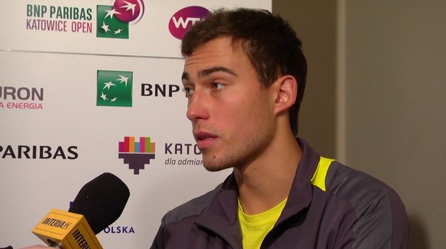 Jerzy Janowicz przyznaje, że z powodu choroby czuł się bardzo źle w niedzielę, więc tym bardziej cieszy się ze zwycięstwa w turnieju WTA w Katowicach i wsparcia publiczności. Janowicz przyjechał do Katowic przeziębiony po meczu Pucharu Davisa w Zielonej Górze, gdzie Polacy wywalczyli awans do wrześniowego barażu o Grupę Światową. 