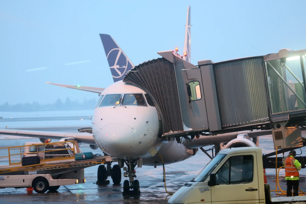 Poselskie podróże po kraju jednak kosztują, tyle że nie samych posłów, a wszystkich podatników. Dla posła przeloty i przejazdy po kraju środkami publicznego transportu są bezpłatne. Za bilety płaci jednak budżet. I to niemało.