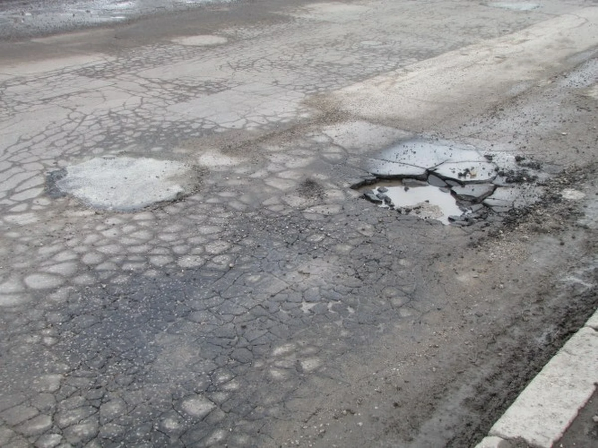 Drogowcy tylko częściowo załatali dziury na Swojskiej i Zbąszyńskiej w Łodzi. Tym samy nie dotrzymali słowa, kiedy obiecywali szybką naprawę dróg. Dziury sprawdzała reporterka RMF FM. 