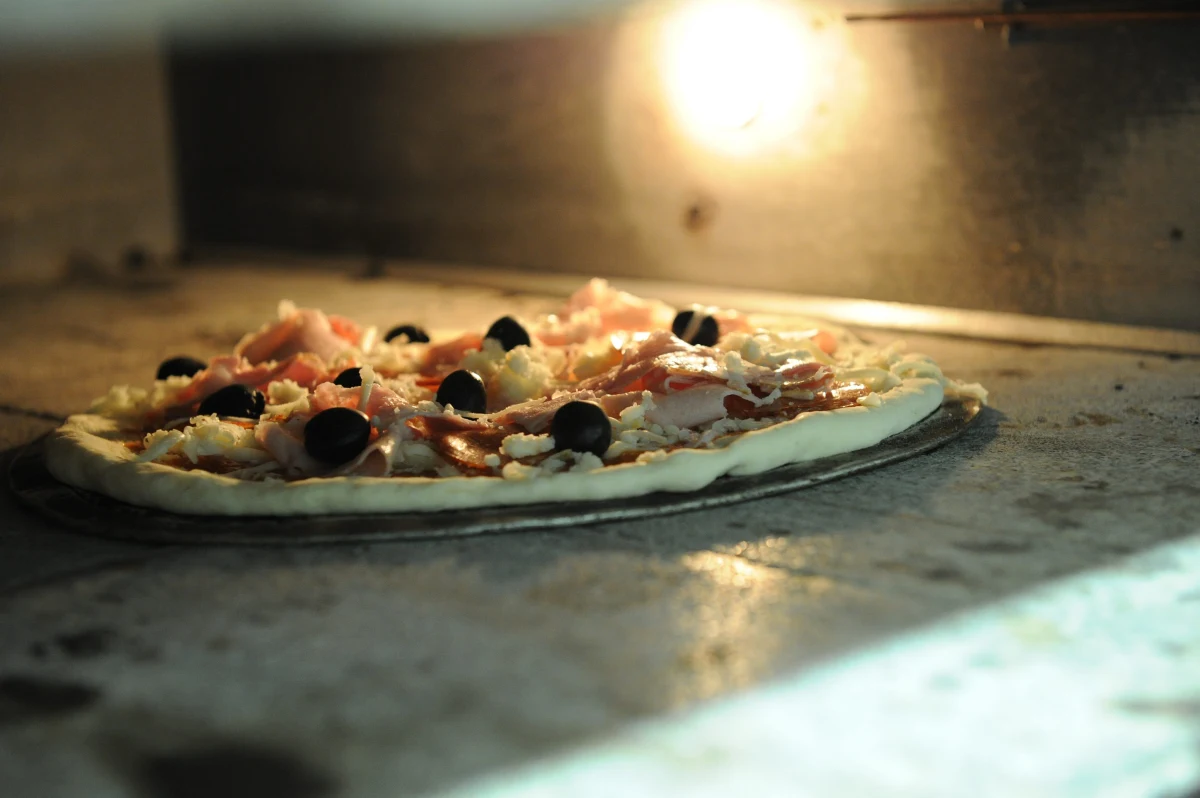 W ojczyźnie pizzy brakuje 6 tysięcy jej piekarzy, czyli pizzaioli. Włoskie zrzeszenie kupców i właścicieli lokali gastronomicznych ubolewa, że w pizzeriach, mimo kryzysu, coraz trudniej znaleźć ręce do pracy.   