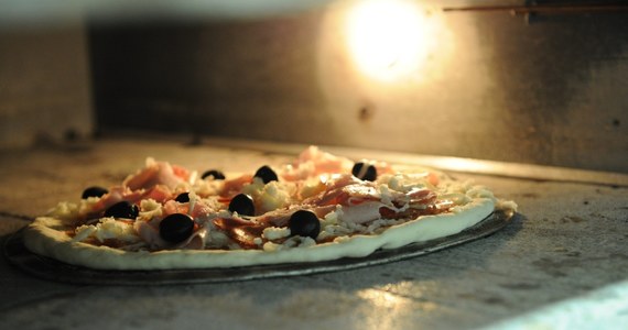 W ojczyźnie pizzy brakuje 6 tysięcy jej piekarzy, czyli pizzaioli. Włoskie zrzeszenie kupców i właścicieli lokali gastronomicznych ubolewa, że w pizzeriach, mimo kryzysu, coraz trudniej znaleźć ręce do pracy.   