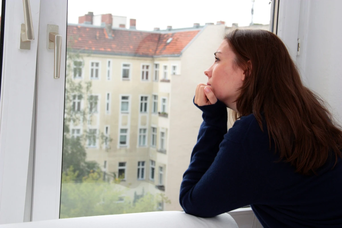 Młodzi Polacy coraz częściej cierpią na depresję. „Najczęściej to są tak zwane nerwicowe depresje” – wyjaśnia psychiatra Mariusz Furgał. Statystycznie częściej na depresję skarżą się kobiety. „Kobiety lepiej się orientują w emocjonalności, łatwiej zwracają uwagę na swój stan” – mówi Furgał w rozmowie z dziennikarką RMF FM Ewą Kwaśny.