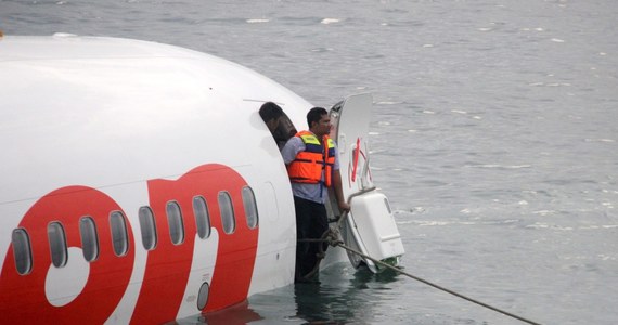 Samolot tanich indonezyjskich linii lotniczych Lion Air z ponad 100 osobami na pokładzie podczas lądowania na wyspie Bali ominął pas startowy i wylądował w morzu. Nikt nie zginął, ale 45 osób doznało obrażenia - podały media i linie lotnicze. 